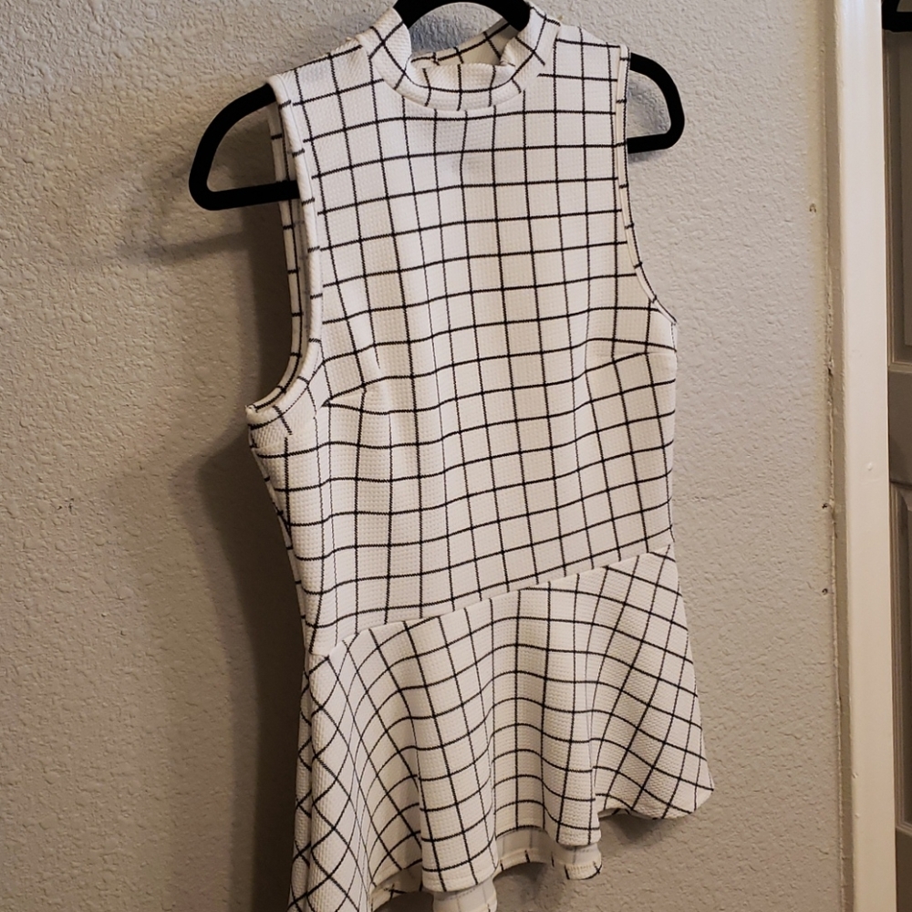 Black/white sleeveless blouse